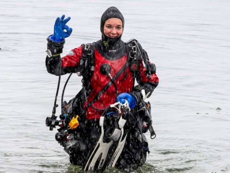 Karin von queerdivers beim Tauchen im Vierwaldstättersee
