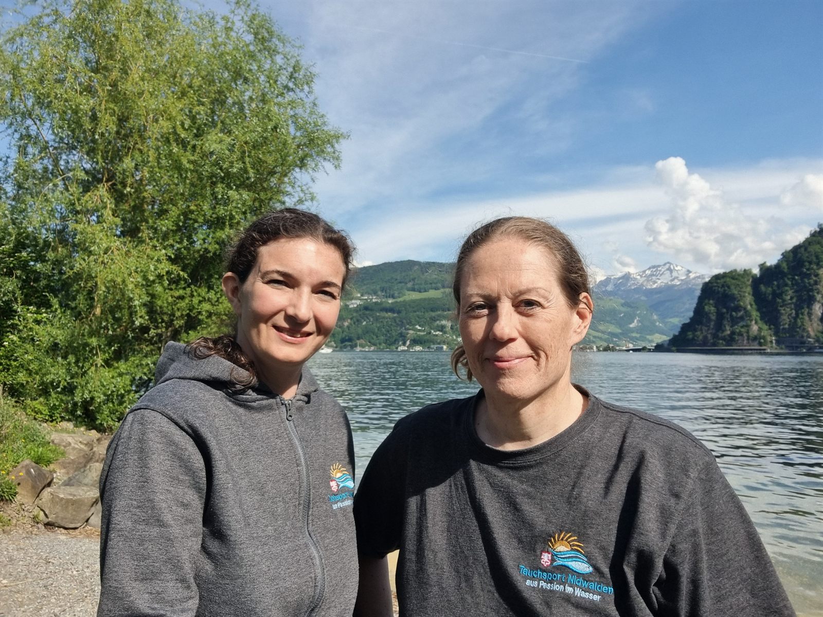 Karin und Claudia von queerdivers am Vierwaldstättersee in Hergiswil